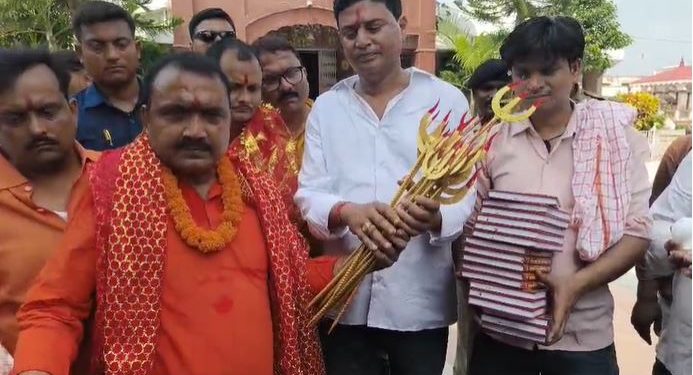 BJP MLA Mithlesh Kumar Sitamarhi controversy image नवरात्रि शस्त्र वितरण बिहार फोटो त्रिशूल और शास्त्र वितरण पूजा पंडाल Sitamarhi Bihar politics Mithlesh Kumar news