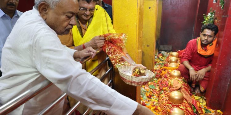 महाअष्टमी पर नीतीश कुमार ने किया मां भगवती का पूजा-अर्चना