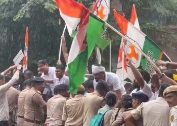 भारी बारिश में भी हज़ारों युवा उतरे सड़कों पर.. पटना में कांग्रेस का ‘हल्ला बोल’ हुआ उग्र, कई नेता हिरासत में