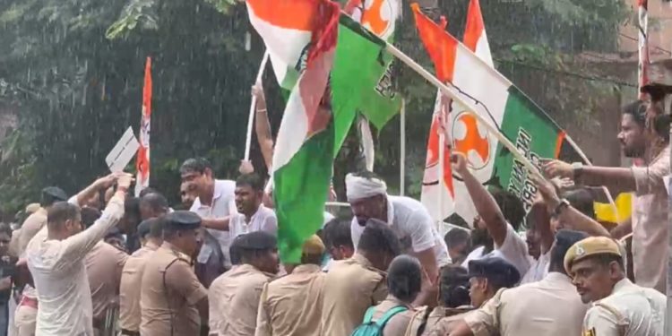 भारी बारिश में भी हज़ारों युवा उतरे सड़कों पर.. पटना में कांग्रेस का ‘हल्ला बोल’ हुआ उग्र, कई नेता हिरासत में