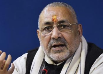 Giriraj Singh latest statement photo, Giriraj Singh attack on Tejashwi image, Rahul Gandhi विदेश यात्रा controversy pic, Bihar politics news 2025, NDA vs INDIA alliance update