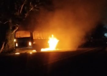 कटिहार में बड़ा हादसा टला, श्रद्धालुओं से भरी बस आग की लपेटों में घिरी