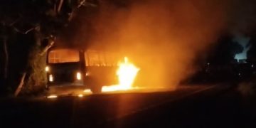 कटिहार में बड़ा हादसा टला, श्रद्धालुओं से भरी बस आग की लपेटों में घिरी