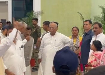 "पटना एयरपोर्ट पर मल्लिकार्जुन खड़गे का स्वागत करती भीड़" "CWC बैठक के लिए सजाया गया सदाकत आश्रम परिसर" "पटना पहुंचते सोनिया गांधी और राहुल गांधी की फाइल फोटो" "कांग्रेस कार्यकर्ताओं की भारी भीड़ पटना में"