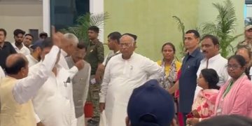 "पटना एयरपोर्ट पर मल्लिकार्जुन खड़गे का स्वागत करती भीड़" "CWC बैठक के लिए सजाया गया सदाकत आश्रम परिसर" "पटना पहुंचते सोनिया गांधी और राहुल गांधी की फाइल फोटो" "कांग्रेस कार्यकर्ताओं की भारी भीड़ पटना में"