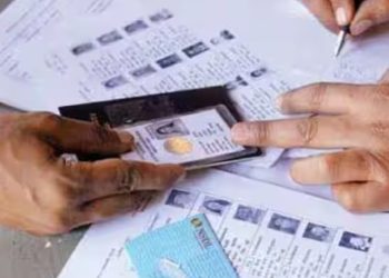 Bihar मतदाता सूची वेबसाइट स्क्रीन Election Commission अधिकारी सूची जारी करते हुए पटना विधानसभा क्षेत्र मतदाता संख्या मतदाता सूची सत्यापन EPIC नंबर SIR प्रक्रिया चुनाव आयोग बिहार