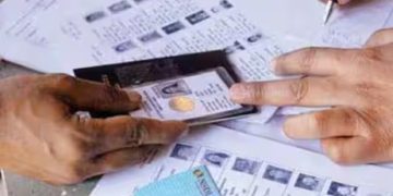 Bihar मतदाता सूची वेबसाइट स्क्रीन Election Commission अधिकारी सूची जारी करते हुए पटना विधानसभा क्षेत्र मतदाता संख्या मतदाता सूची सत्यापन EPIC नंबर SIR प्रक्रिया चुनाव आयोग बिहार