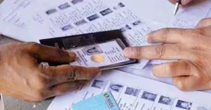 Bihar मतदाता सूची वेबसाइट स्क्रीन Election Commission अधिकारी सूची जारी करते हुए पटना विधानसभा क्षेत्र मतदाता संख्या मतदाता सूची सत्यापन EPIC नंबर SIR प्रक्रिया चुनाव आयोग बिहार