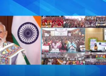 बिहार महिला रोजगार योजना की शुरुआत पीएम मोदी और नीतीश कुमार ने की बिहार की महिलाओं को पहली किस्त में मिला 10 हज़ार रुपये मुख्यमंत्री महिला रोजगार योजना से जुड़ी लाभार्थी महिलाएं सिवान में राशि पाकर उत्साहित जीविका दीदी Bihar Mahila Rojgar Yojana 2025 कार्यक्रम का दृश्य