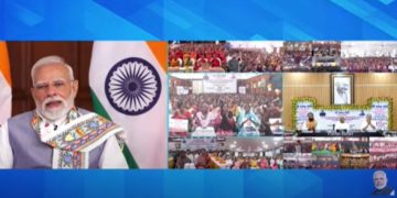 बिहार महिला रोजगार योजना की शुरुआत पीएम मोदी और नीतीश कुमार ने की बिहार की महिलाओं को पहली किस्त में मिला 10 हज़ार रुपये मुख्यमंत्री महिला रोजगार योजना से जुड़ी लाभार्थी महिलाएं सिवान में राशि पाकर उत्साहित जीविका दीदी Bihar Mahila Rojgar Yojana 2025 कार्यक्रम का दृश्य