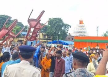 नरपतगंज एनडीए सम्मेलन में हंगामा विधायक जयप्रकाश यादव के खिलाफ नारेबाजी Narpatganj NDA workers protest conference महादलित बस्ती सड़क समस्या प्रदर्शन एनडीए सम्मेलन में चली कुर्सियां और भगदड़