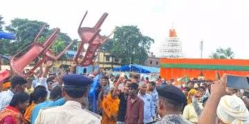 नरपतगंज एनडीए सम्मेलन में हंगामा विधायक जयप्रकाश यादव के खिलाफ नारेबाजी Narpatganj NDA workers protest conference महादलित बस्ती सड़क समस्या प्रदर्शन एनडीए सम्मेलन में चली कुर्सियां और भगदड़