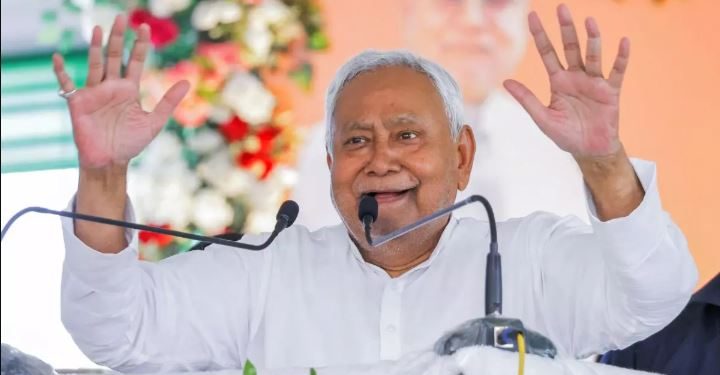 नीतीश कुमार आंगनबाड़ी सेविका घोषणा Bihar Anganwadi sevika sahayika salary hike news बिहार राजनीति में नीतीश कुमार का बड़ा ऐलान महिला वोट बैंक साधने की रणनीति बिहार