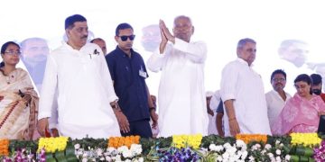 नीतीश कुमार गोपालगंज में जनता से संवाद करते हुए 1599 करोड़ विकास परियोजनाओं का उद्घाटन सम्राट चौधरी और संजय झा के साथ मुख्यमंत्री गोपालगंज सबेया फील्ड में सरकारी कार्यक्रम