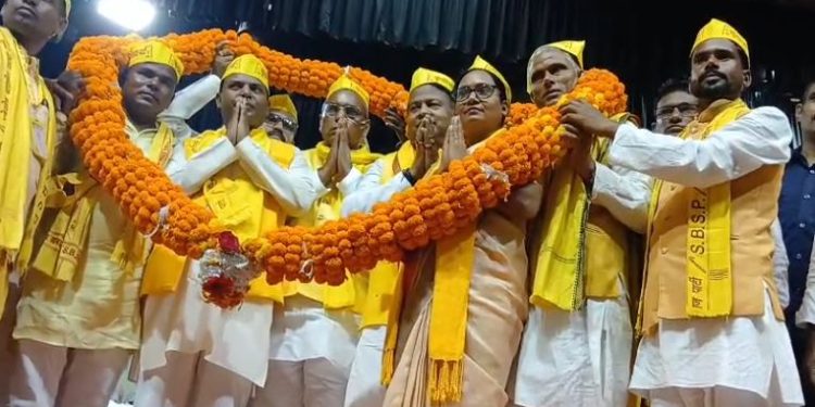 ओमप्रकाश राजभर पटना अधिवेशन में भाषण देते हुए सुभासपा राष्ट्रीय अधिवेशन की तस्वीर बिहार NDA गठबंधन का ऐलान बिहार चुनाव 2025 की तैयारी पटना रविंद्र भवन में आयोजित सुभासपा कार्यक्रम