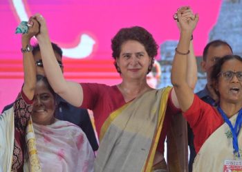 प्रियंका गांधी पटना महिला संवाद कार्यक्रम कांग्रेस महासचिव प्रियंका गांधी बिहार में महिलाओं को संबोधित करती हुईं प्रियंका गांधी ने किया 2500 रुपये मासिक भत्ता का वादा बिहार की महिलाओं के लिए 25 लाख का मुफ्त स्वास्थ्य बीमा भूमिहीन महिलाओं को जमीन देने का प्रियंका गांधी का ऐलान