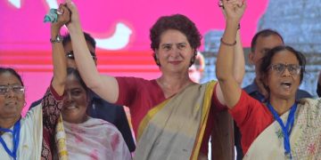 प्रियंका गांधी पटना महिला संवाद कार्यक्रम कांग्रेस महासचिव प्रियंका गांधी बिहार में महिलाओं को संबोधित करती हुईं प्रियंका गांधी ने किया 2500 रुपये मासिक भत्ता का वादा बिहार की महिलाओं के लिए 25 लाख का मुफ्त स्वास्थ्य बीमा भूमिहीन महिलाओं को जमीन देने का प्रियंका गांधी का ऐलान