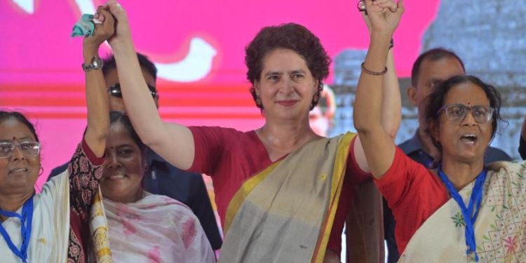 प्रियंका गांधी पटना महिला संवाद कार्यक्रम कांग्रेस महासचिव प्रियंका गांधी बिहार में महिलाओं को संबोधित करती हुईं प्रियंका गांधी ने किया 2500 रुपये मासिक भत्ता का वादा बिहार की महिलाओं के लिए 25 लाख का मुफ्त स्वास्थ्य बीमा भूमिहीन महिलाओं को जमीन देने का प्रियंका गांधी का ऐलान