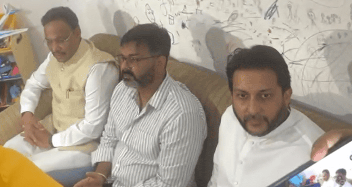 उपेन्द्र कुशवाहा के घर मिलने पहुंचे भोजपुरी स्टार पवन सिंह