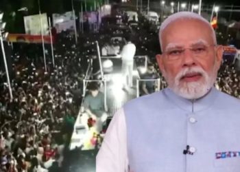 करूर में विजय की रैली में मची भगदड़ की तस्वीर तमिलनाडु करूर हादसे में भीड़ का दृश्य टीवीके प्रमुख विजय हादसे पर शोक व्यक्त करते हुए पीएम मोदी करूर हादसे पर संवेदना जताते हुए पुलिस करूर भगदड़ मामले की जांच करती हुई