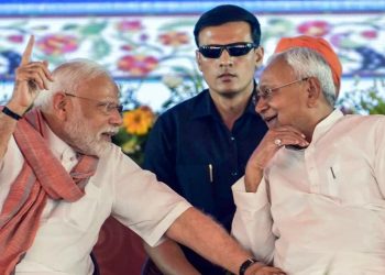 PM Modi launches Nitish scheme, मुख्यमंत्री महिला रोजगार योजना, चलो जीते हैं रथ यात्रा पटना, नीतीश बनाम मोदी बिहार, बिहार राजनीति तनाव 2025