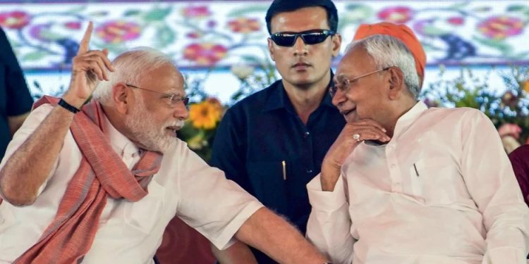 PM Modi launches Nitish scheme, मुख्यमंत्री महिला रोजगार योजना, चलो जीते हैं रथ यात्रा पटना, नीतीश बनाम मोदी बिहार, बिहार राजनीति तनाव 2025