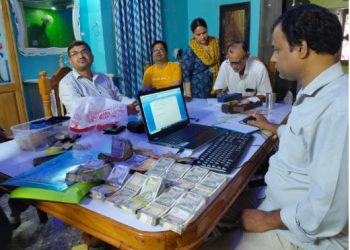 Bihar Vigilance raid Patna house Muzaffarpur vigilance action on RDD(E) Virendra Narayan corruption case Bihar Bihar education department scam news Cash gold recovered in vigilance raid