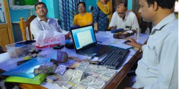 Bihar Vigilance raid Patna house Muzaffarpur vigilance action on RDD(E) Virendra Narayan corruption case Bihar Bihar education department scam news Cash gold recovered in vigilance raid