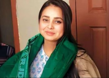 Rohini Acharya clarification statement रोहिणी आचार्य राजनीति अफवाहें Rohini Acharya Mahalaya tweet महिला सम्मान और परिवार