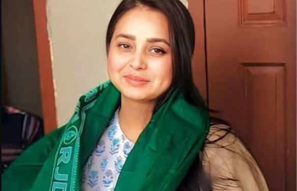 Rohini Acharya clarification statement रोहिणी आचार्य राजनीति अफवाहें Rohini Acharya Mahalaya tweet महिला सम्मान और परिवार