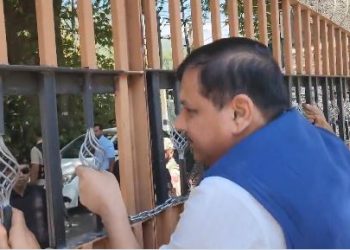 Sanjay Singh House Arrest Srinagar AAP Protest in Jammu Kashmir Mehraj Malik Arrest Controversy Farooq Abdullah Sanjay Singh Meeting Denied Sanjay Raut on Democracy in Kashmir