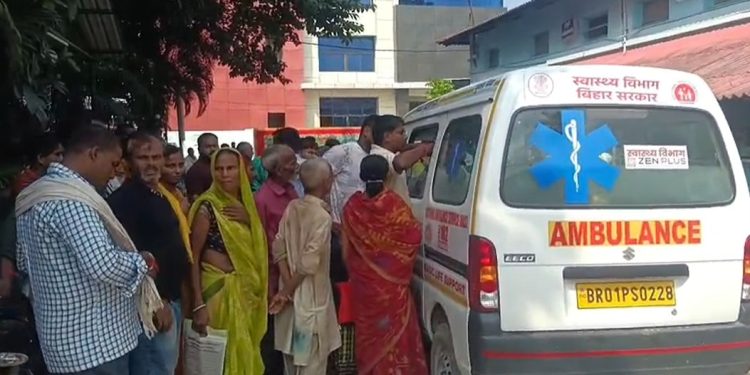 "बैंक ऑफ इंडिया सीएसपी संचालक की हत्या के बाद बाजार में दहशत" "सीतामढ़ी निमबाड़ी बाजार में पुलिस की जांच टीम" "श्रवण यादव की हत्या के बाद बंद हुई दुकानों का दृश्य" "CCTV फुटेज की जांच करती पुलिस टीम" "स्थानीय लोगों में आक्रोश, न्याय की मांग"