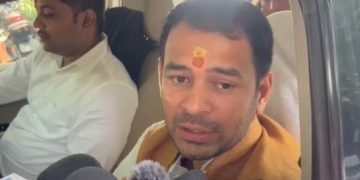 Tej Pratap Yadav speaking at rally”, “Crowd at Tejashwi Yadav Bihar Adhikar Yatra”, “News clip screenshot: alleged abuse video”