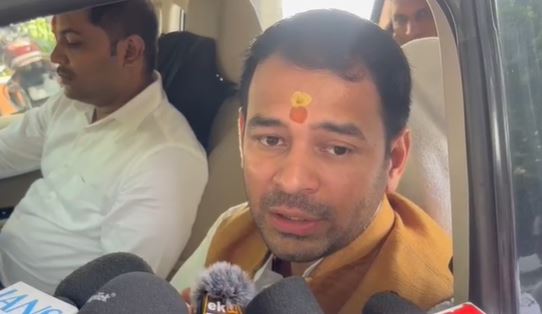 Tej Pratap Yadav speaking at rally”, “Crowd at Tejashwi Yadav Bihar Adhikar Yatra”, “News clip screenshot: alleged abuse video”