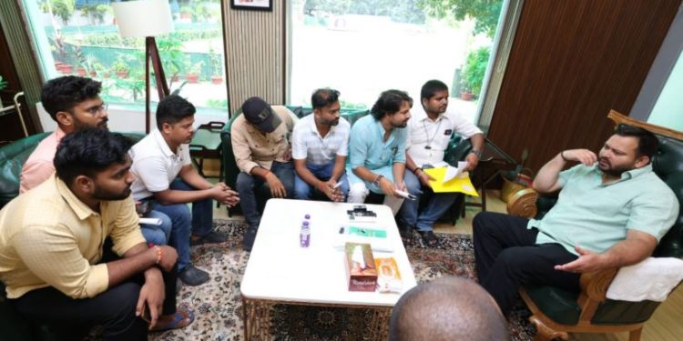 Patna Protest Survey Workers 2025 पटना में संविदा कर्मियों का आक्रोश मार्च Bihar Police Lathicharge on Contract Workers तेजस्वी यादव ने संविदा कर्मियों को समर्थन दिया पटना बीजेपी दफ्तर घेराव आंदोलन