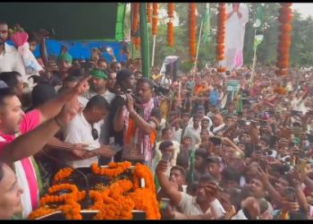 Tejashwi Yadav Bihar Rally Speech 2025 तेजस्वी यादव का NDA सरकार पर भ्रष्टाचार का आरोप Bihar Election 2025 Tejashwi vs NDA तेजस्वी यादव वैशाली रैली तस्वीर