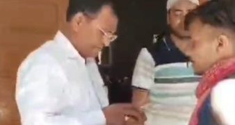 कैरेक्टर सर्टिफिकेट पर साइन कराने गए छात्रों से BDO ने की मारपीट