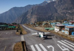 काठमांडू एयरपोर्ट बंद, नेपाली सेना ने प्रदर्शनकारियों से की हथियार वापसी की अपील