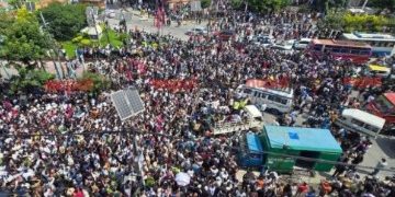 नेपाल की संसद में घुसे Gen-Z प्रदर्शनकारी, पुलिस फायरिंग में 10 की मौत