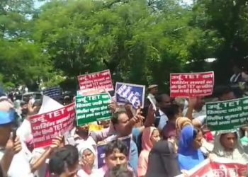 पटना में उर्दू-बांग्ला TET अभ्यर्थियों का प्रदर्शन, आत्मदाह की चेतावनी