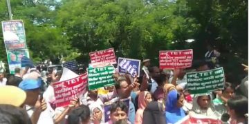 पटना में उर्दू-बांग्ला TET अभ्यर्थियों का प्रदर्शन, आत्मदाह की चेतावनी