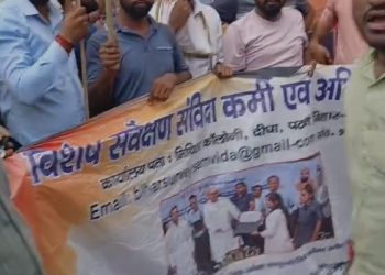 पटना में संविदा कर्मियों पर पुलिस ने किया लाठीचार्ज