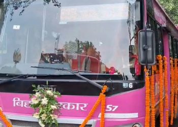 बिहार चुनाव से पहले नीतीश कुमार का आधी आबादी को बड़ा तोहफा, बिहार में महिलाओं के लिए 80 पिंक बसें रवाना