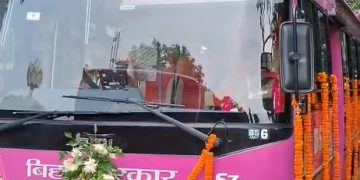 बिहार चुनाव से पहले नीतीश कुमार का आधी आबादी को बड़ा तोहफा, बिहार में महिलाओं के लिए 80 पिंक बसें रवाना