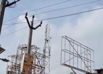 मोतिहारी में हाई वोल्टेज ड्रामा, टॉवर पर चढ़ी महिला को पुलिस ने उतारा, आत्महत्या की कोशिश नाकाम