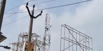 मोतिहारी में हाई वोल्टेज ड्रामा, टॉवर पर चढ़ी महिला को पुलिस ने उतारा, आत्महत्या की कोशिश नाकाम