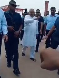 बख्तियारपुर में सीएम नीतीश को युवाओं ने घेरा, लाइब्रेरियन वैकेंसी पर किया सवाल