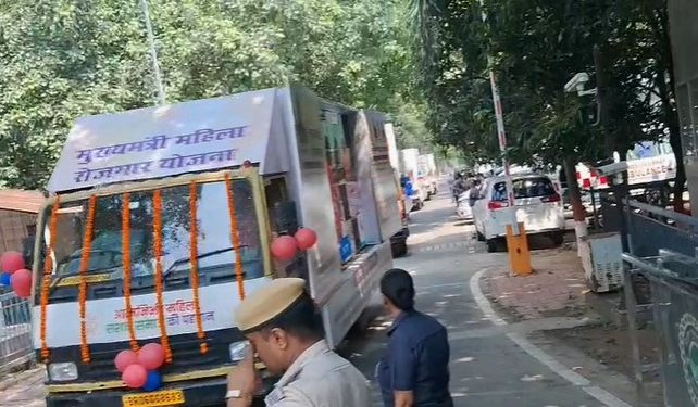 नीतीश कुमार ने महिलाओं के लिए रोजगार पोर्टल लॉन्च किया, जागरूकता वाहन को दिखाई हरी झंडी