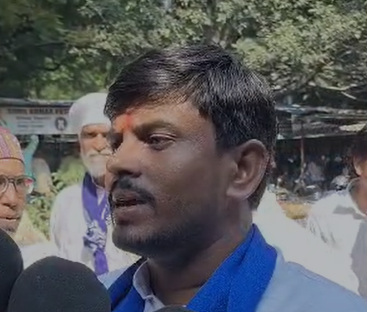 चैनपुर से बसपा प्रत्याशी धीरज सिंह ने हाथी पर चढ़कर किया नामांकन दाखिल