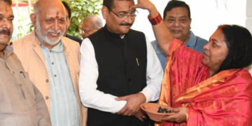 नहाय-खाय के पावन अवसर पर प्रो. रणबीर नंदन के निवास पर सैकड़ों श्रद्धालुओं ने ग्रहण किया छठ प्रसाद